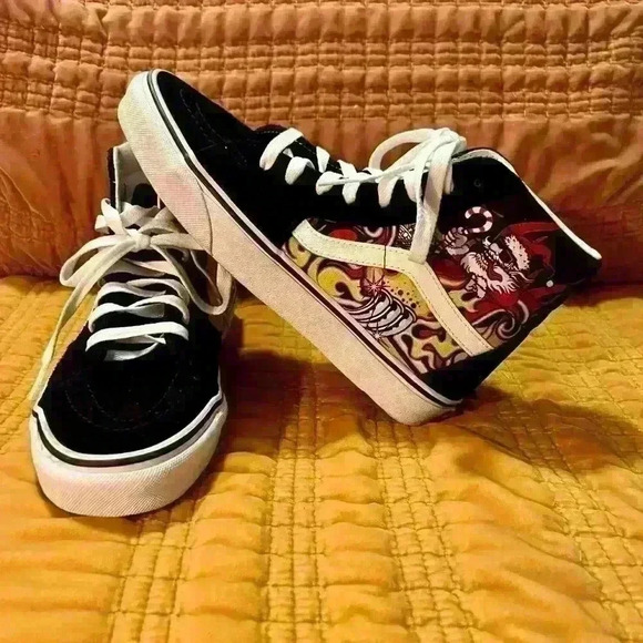 NWT Vans Sk8-Hi Santa Flame Christmas Skateboarding Shoe Women’s 8, Men’s 6.5 - Picture 2 of 8
